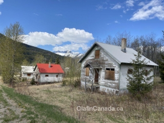 Abandoned Bradian houses Deserted houses on Cadwallader Creek Road in Bradian #olafincanada #britishcolumbia #discoverbc #abandonedbc #bradian