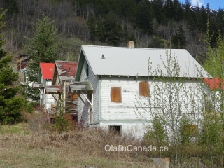 Abandoned Bradian Deserted houses on Cadwallader Creek Road in Bradian #olafincanada #britishcolumbia #discoverbc #abandonedbc #bradian