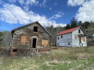 Bradian houses Abandoned homes on Pineridge Drive in Bradian #olafincanada #britishcolumbia #discoverbc #abandonedbc #bradian
