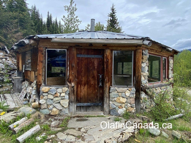 Abandoned cabin at Comet Creek Resort in the Cariboo between Likely and Barkerville #olafincanada #britishcolumbia #discoverbc #abandonedbc #cariboo #cometcreekresort