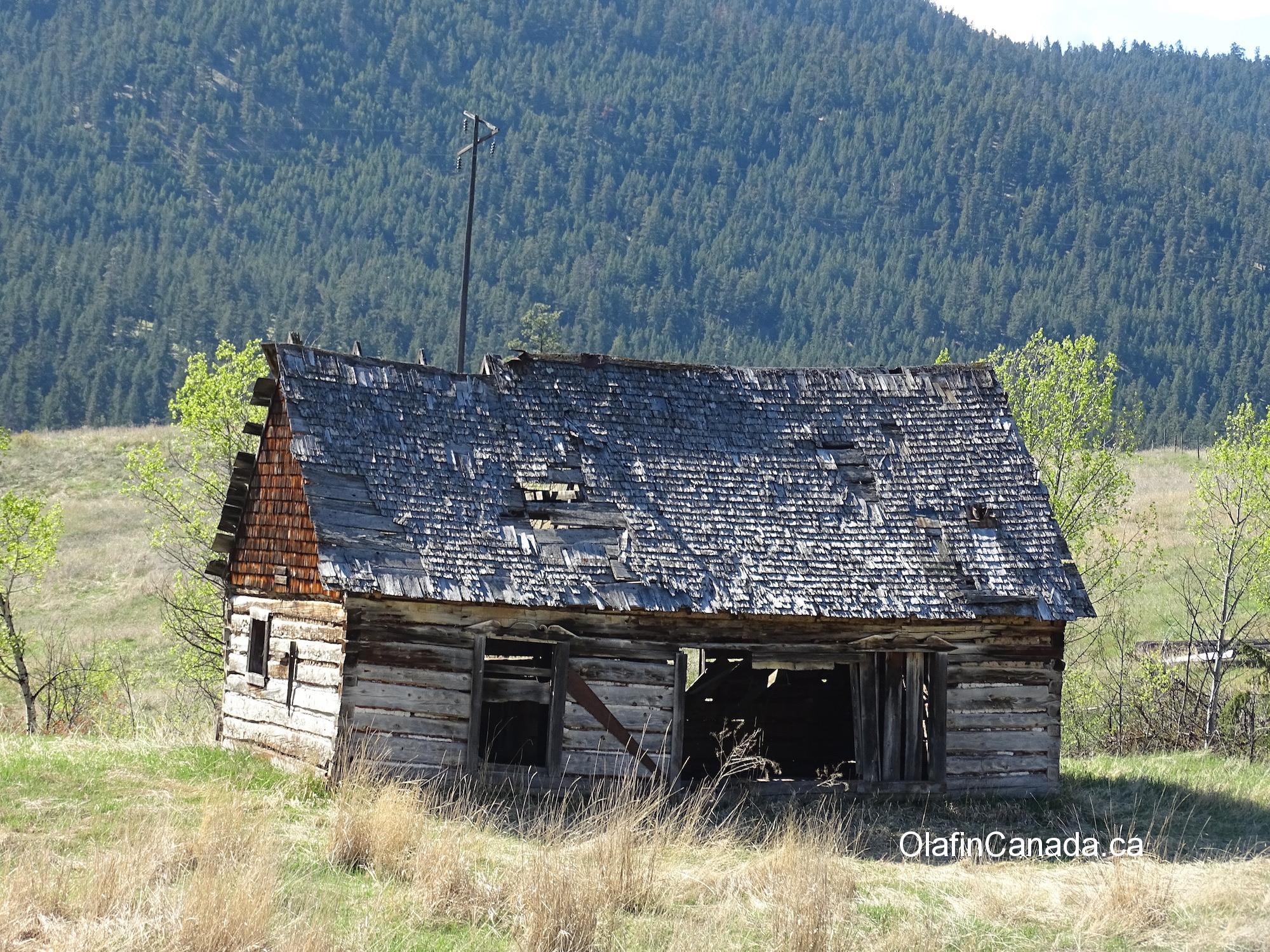 Abandoned farm house southern BC, next to Hwy 3 #olafincanada #britishcolumbia #discoverbc #abandonedbc