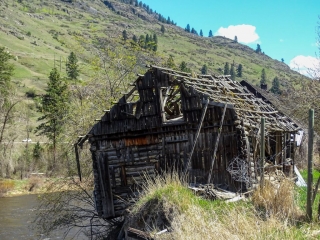 House on the edge of Kettle River Old shack next to the Kettle River near Gilpin #olafincanada #britishcolumbia #discoverbc #abandonedbc #kettleriver