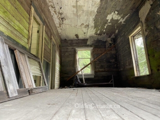 Bedroom in station house Bedroom in the station house, seen from the floor #olafincanada #britishcolumbia #discoverbc #abandonedbc #cody