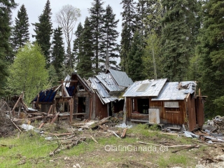 House in Stocks Meadow Stocks Meadow in West Kelowna. #olafincanada #britishcolumbia #discoverbc #abandonedbc #stocksmeadow #hippies
