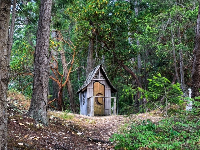 Tailor made outhouse near Salt Spring Island #olafincanada #britishcolumbia #discoverbc #saltspringisland #outhouse