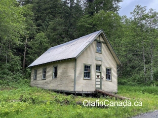Alice Arm School School building in Alice Arm from 1920. #olafincanada #britishcolumbia #discoverbc #abandonedbc #alicearm #school