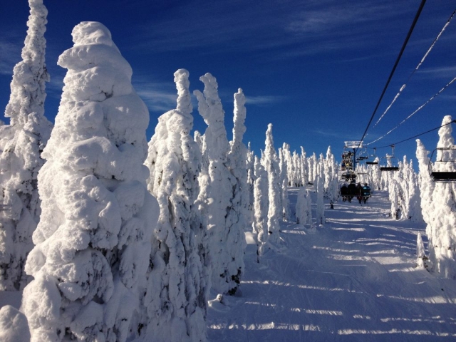 Ski lift alongside the snow ghosts at Big White #olafincanada #britishcolumbia #discoverbc #bigwhite #kelowna #sunshine #snowghosts