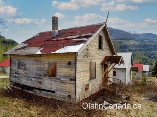 Main street in Bradian Backyards of deserted houses on Pineridge Drive Bradian, BC. #olafincanada #britishcolumbia #discoverbc #abandonedbc #bradian