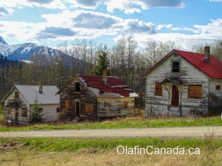 Bradian houses on main street Deserted houses on Pineridge Drive in Bradian #olafincanada #britishcolumbia #discoverbc #abandonedbc #bradian