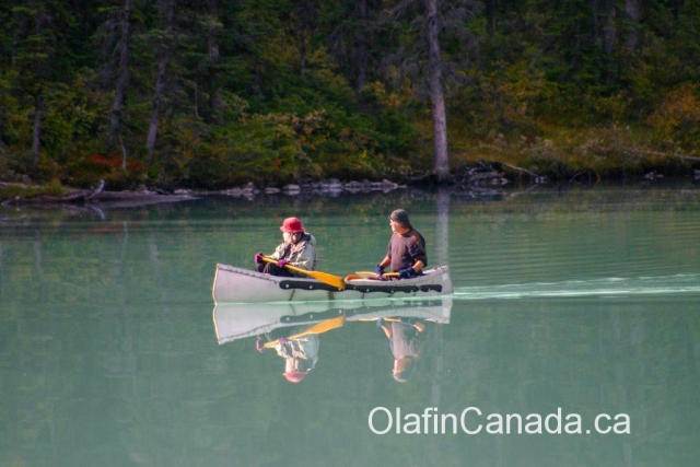 Canoeing on Moraine Lake with mirror reflection #olafincanada #alberta #rockies #morainelake #valleyofthe10peaks