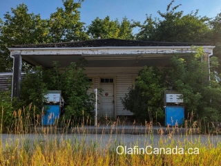 Abandoned gas station Mocassin Flats Gas and Confectionary in Bellevue, Alberta #olafincanada #alberta #abandoned #gasstation