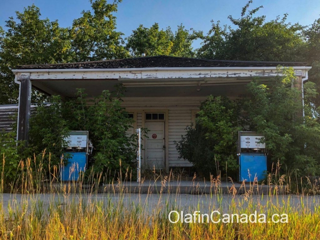 Mocassin Flats Gas and Confectionary in Bellevue, Alberta #olafincanada #alberta #abandoned #gasstation