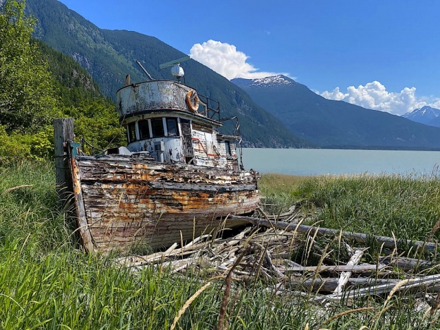 Old boat on the shores of the Tallheo Cannery #olafincanada #britishcolumbia #discoverbc #abandonedbc #tallheocannery #bellacoola #boat