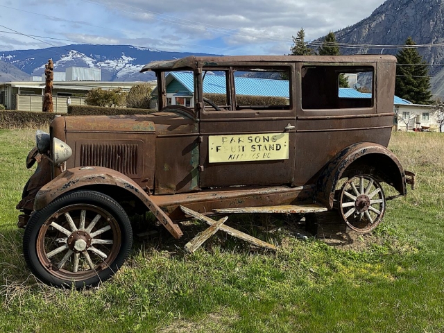 Old Ford from the thirties in Keremeos #olafincanada #britishcolumbia #discoverbc #abandonedbc #keremeos #car