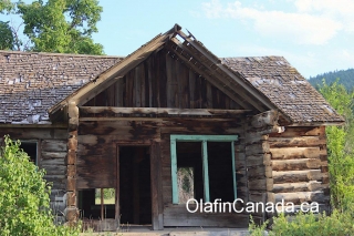 Entrance of homestead Entrance of the homestead at the Pothole Ranch #olafincanada #britishcolumbia #discoverbc #abandonedbc #chilcotin #farwellcanyon #potholeranch #homestead