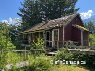 Small employee house Small employee house at Tallheo Cannery in Bella Coola #olafincanada #britishcolumbia #discoverbc #abandonedbc #tallheocannery #bellacoola