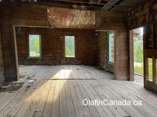 Interior of log home Interior of the homestead of the Pothole Ranch at sunset #olafincanada #britishcolumbia #discoverbc #abandonedbc #chilcotin #farwellcanyon #potholeranch #homestead