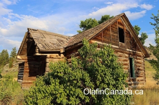 Homestead at sunset Sunset on the homestead of the Pothole Ranch #olafincanada #britishcolumbia #discoverbc #abandonedbc #chilcotin #farwellcanyon #potholeranch #homestead