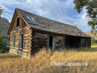 Log home at the Pothole Ranch Log home at the Pothole Ranch at sunset #olafincanada #britishcolumbia #discoverbc #abandonedbc #chilcotin #farwellcanyon #potholeranch #homestead