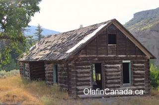 Log home at the Pothole Ranch Log home at the Pothole Ranch at sunset #olafincanada #britishcolumbia #discoverbc #abandonedbc #chilcotin #farwellcanyon #potholeranch #homestead